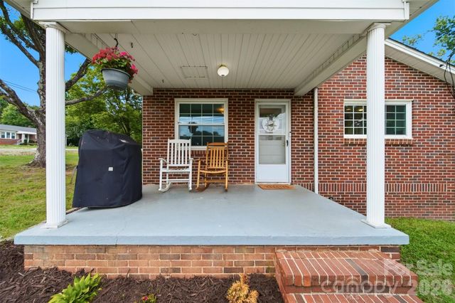 3526 16th Street NE, Hickory, NC 28601