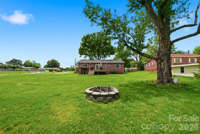 3526 16th Street NE, Hickory, NC 28601