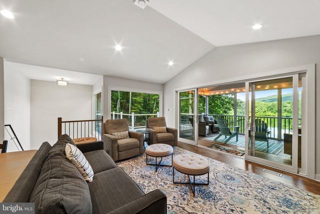 435 LAKESIDE DR, Harpers Ferry, WV 25425