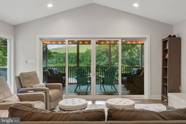 435 LAKESIDE DR, Harpers Ferry, WV 25425