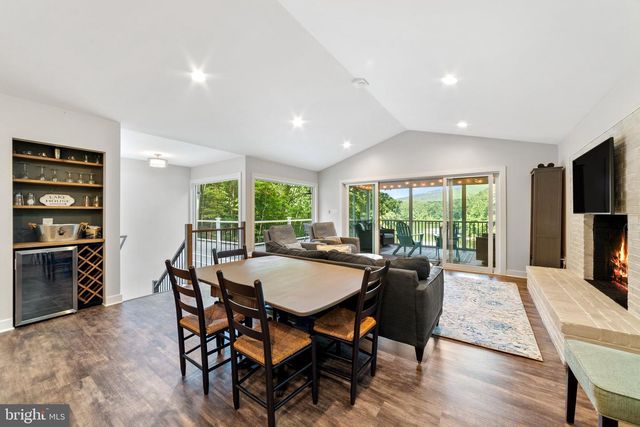 435 LAKESIDE DR, Harpers Ferry, WV 25425