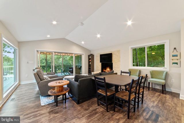 435 LAKESIDE DR, Harpers Ferry, WV 25425