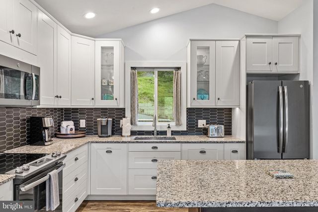 435 LAKESIDE DR, Harpers Ferry, WV 25425