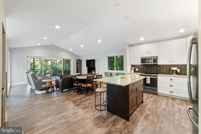 435 LAKESIDE DR, Harpers Ferry, WV 25425
