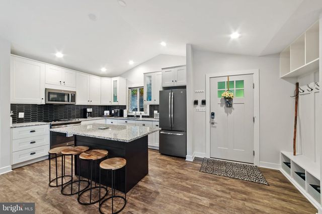435 LAKESIDE DR, Harpers Ferry, WV 25425