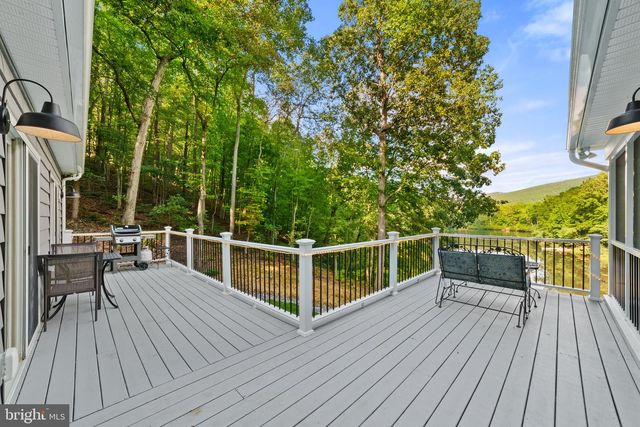 435 LAKESIDE DR, Harpers Ferry, WV 25425