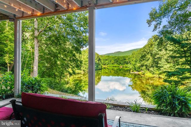 435 LAKESIDE DR, Harpers Ferry, WV 25425