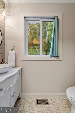 435 LAKESIDE DR, Harpers Ferry, WV 25425