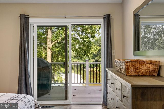 435 LAKESIDE DR, Harpers Ferry, WV 25425