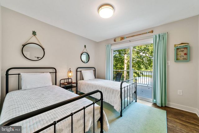 435 LAKESIDE DR, Harpers Ferry, WV 25425