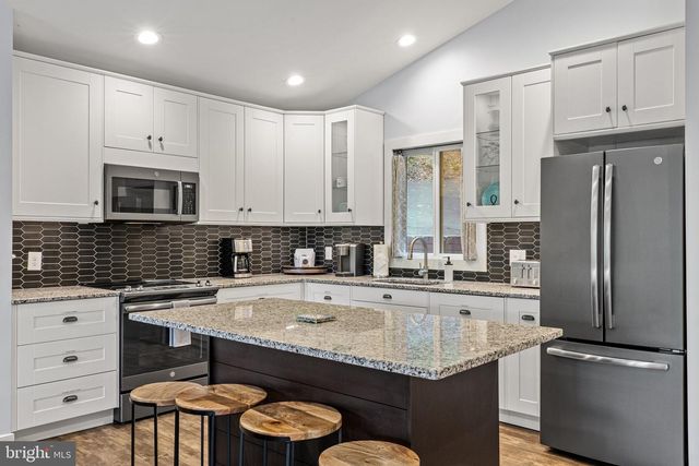 435 LAKESIDE DR, Harpers Ferry, WV 25425