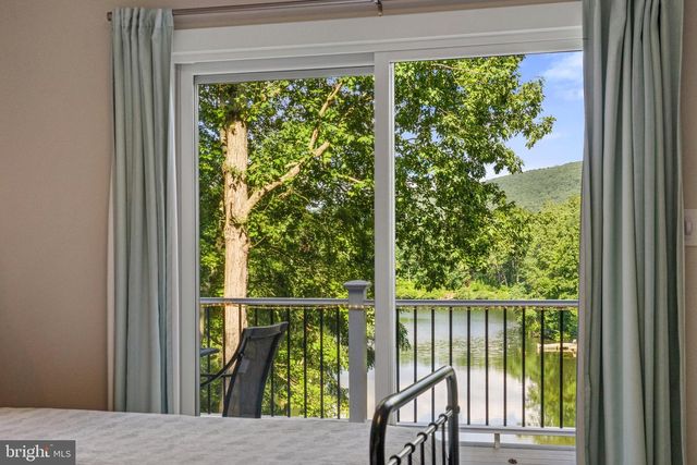 435 LAKESIDE DR, Harpers Ferry, WV 25425
