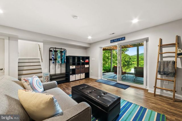 435 LAKESIDE DR, Harpers Ferry, WV 25425