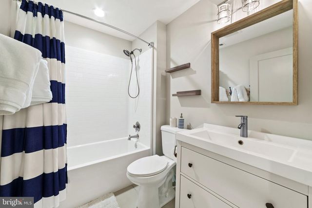 435 LAKESIDE DR, Harpers Ferry, WV 25425