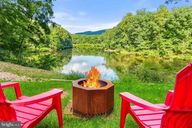 435 LAKESIDE DR, Harpers Ferry, WV 25425