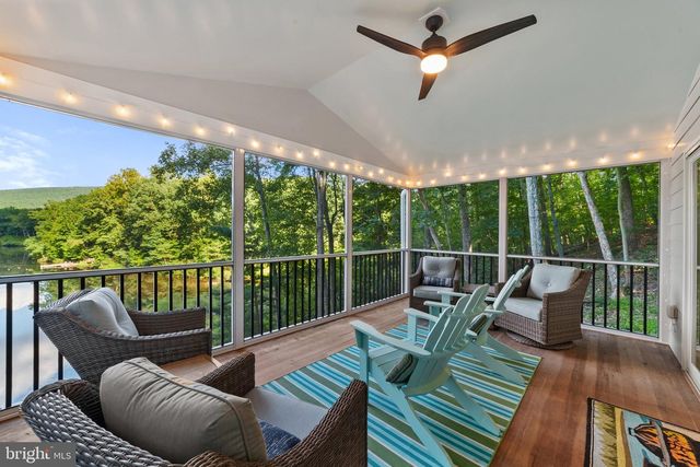 435 LAKESIDE DR, Harpers Ferry, WV 25425