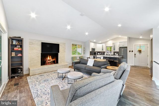 435 LAKESIDE DR, Harpers Ferry, WV 25425