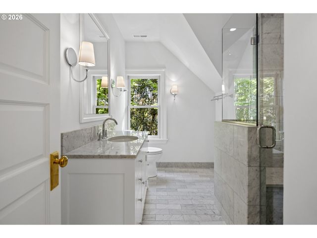 2467 Nw SAVIER St, Portland, OR 97210