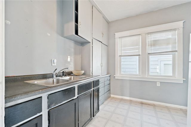 452 8th Avenue SW, Cedar Rapids, IA 52404