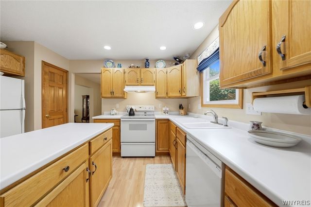 4178 Foxwood Ln, Clarence, NY 14221
