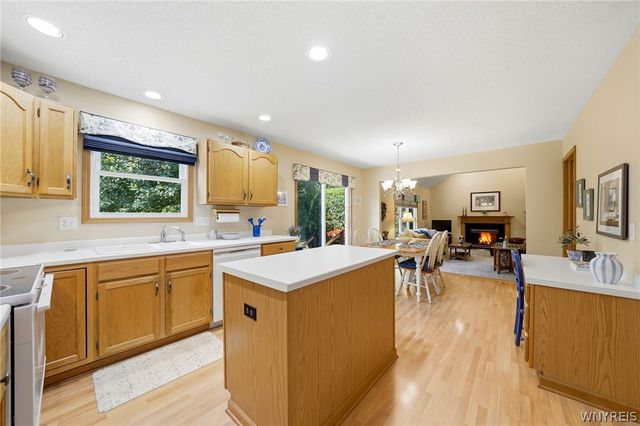 4178 Foxwood Ln, Clarence, NY 14221