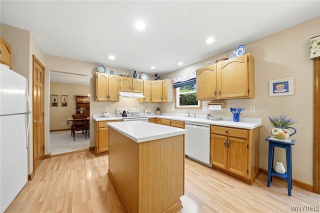 4178 Foxwood Ln, Clarence, NY 14221