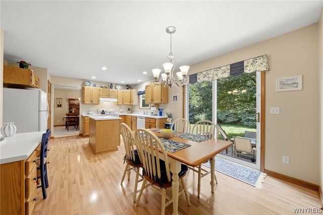 4178 Foxwood Ln, Clarence, NY 14221