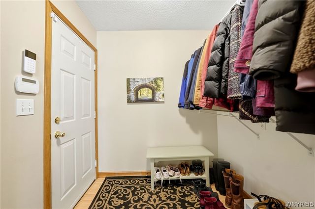 4178 Foxwood Ln, Clarence, NY 14221