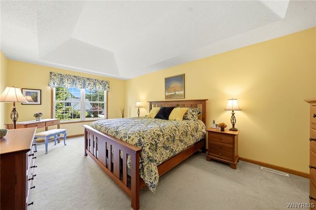4178 Foxwood Ln, Clarence, NY 14221