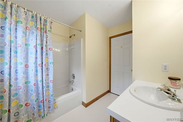 4178 Foxwood Ln, Clarence, NY 14221