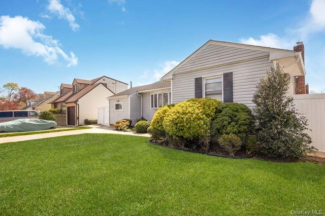3866 Hudson Avenue, Seaford, NY 11783