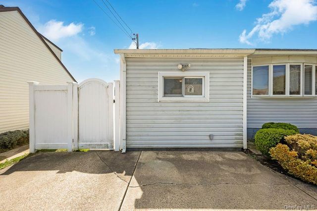 3866 Hudson Avenue, Seaford, NY 11783