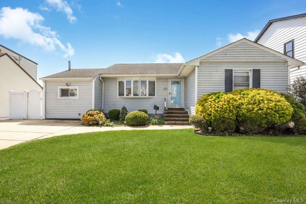 3866 Hudson Avenue, Seaford, NY 11783
