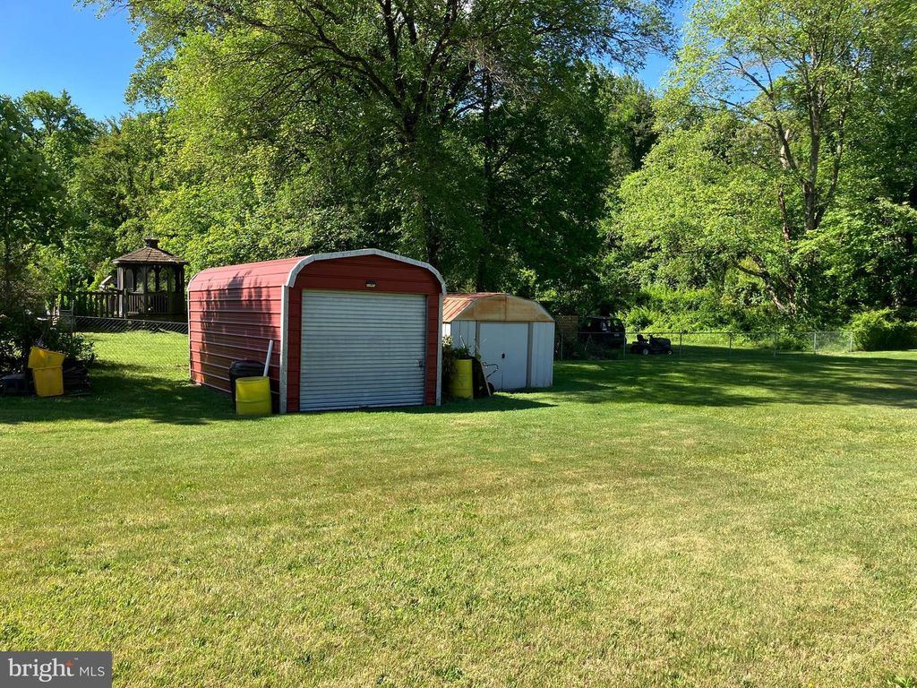 Image 12 of property listing at 9015 SPRING ACRES RD, Clinton, MD 20735