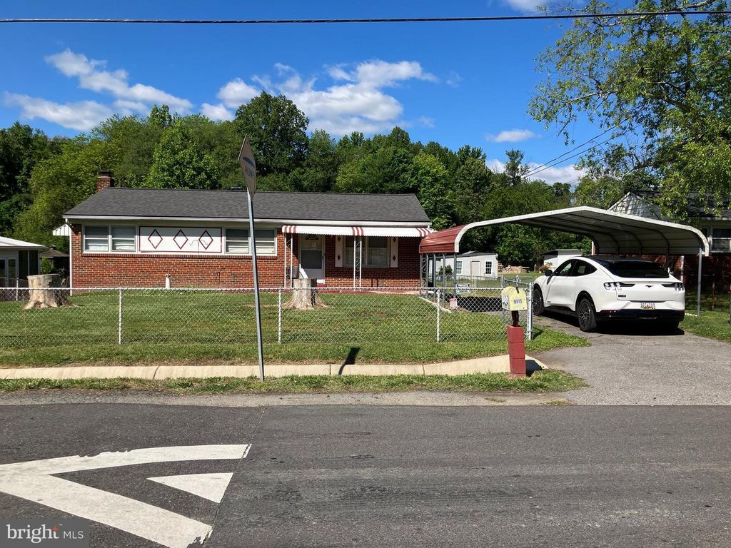 Image 3 of property listing at 9015 SPRING ACRES RD, Clinton, MD 20735