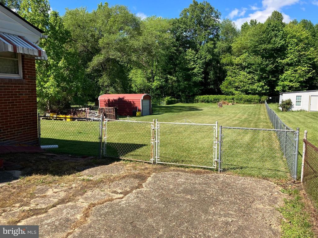 Image 5 of property listing at 9015 SPRING ACRES RD, Clinton, MD 20735