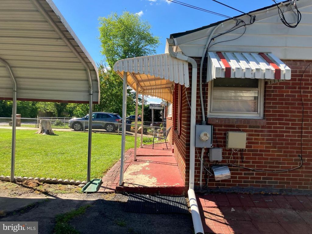 Image 6 of property listing at 9015 SPRING ACRES RD, Clinton, MD 20735