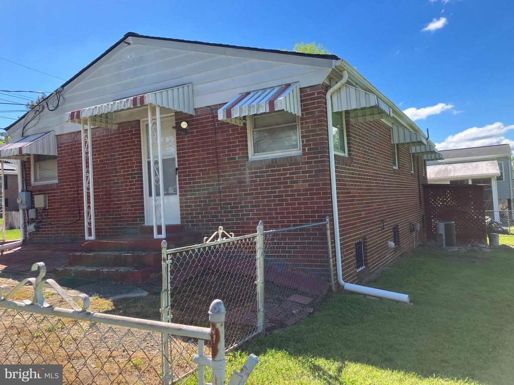 Image 7 of property listing at 9015 SPRING ACRES RD, Clinton, MD 20735