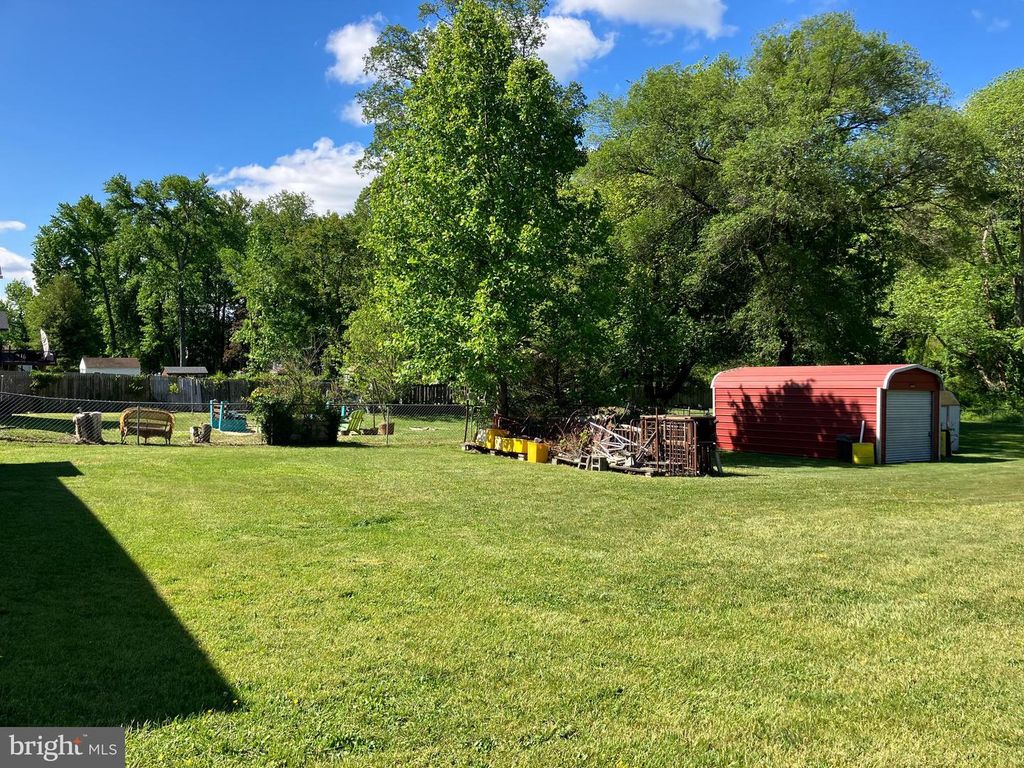 Image 9 of property listing at 9015 SPRING ACRES RD, Clinton, MD 20735