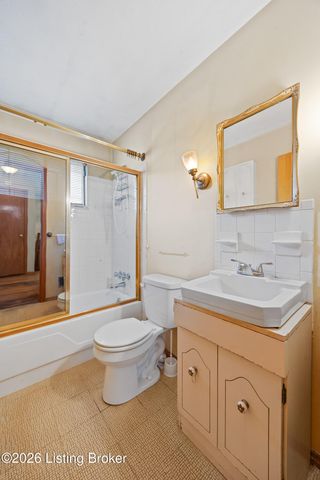 4609 Linger Ct, Louisville, KY 40272
