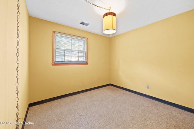 4609 Linger Ct, Louisville, KY 40272