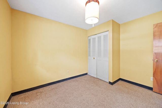 4609 Linger Ct, Louisville, KY 40272