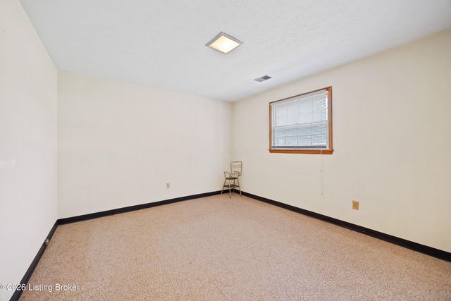 4609 Linger Ct, Louisville, KY 40272