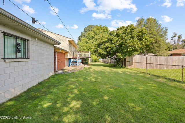 4609 Linger Ct, Louisville, KY 40272