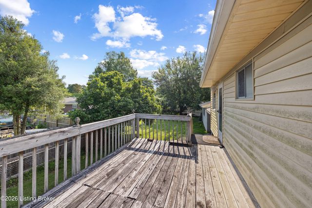 4609 Linger Ct, Louisville, KY 40272