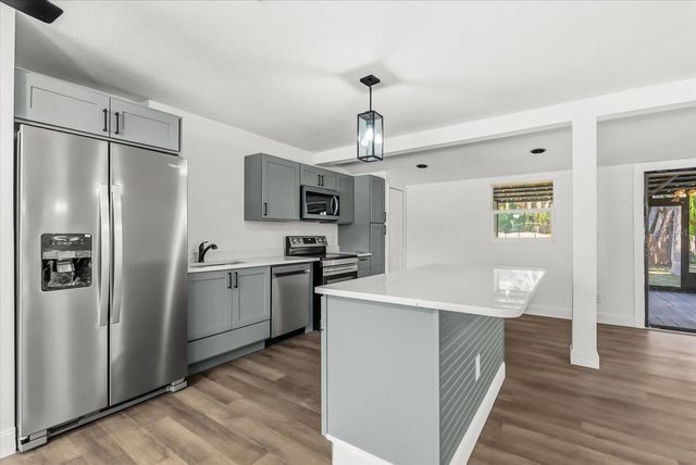 10395 SAN MARTIN BOULEVARD NE, St Petersburg, FL 33702