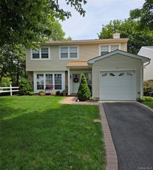 11 Colony Drive, Holbrook, NY 11741