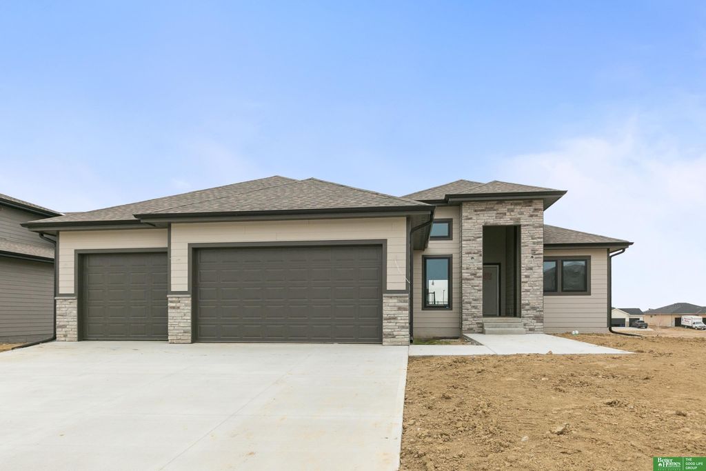 11703 S 123rd Avenue, Papillion, NE 68046