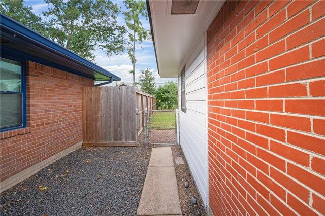 2302 Hewitt Drive, Houston, TX 77018