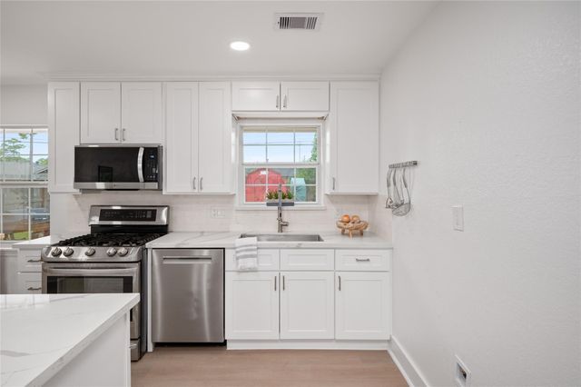 2302 Hewitt Drive, Houston, TX 77018
